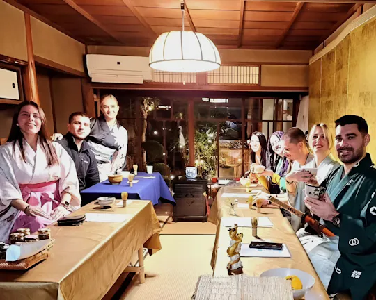 Cerimonia del tè e del kimono a Kyoto in una tradizionale casa a schiera machiya