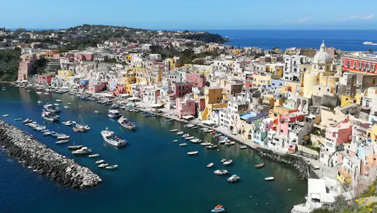Visita guiada a la isla de Procida con degustación local desde Ischia
