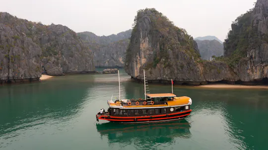 Full-day boat tour of Lan Ha Bay and Ha Long Bay