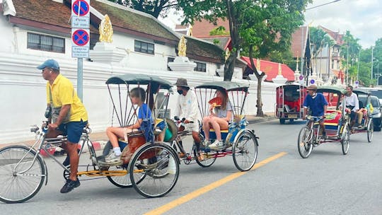 Explora el casco antiguo de Chiang Mai con un encantador paseo en triciclo