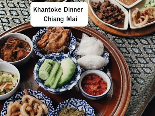 Cena tradizionale della Thailandia settentrionale con spettacolo culturale