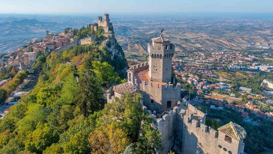 Mała wycieczka z przewodnikiem po San Marino z 7 muzeami i karnetem na wieże