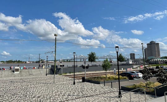 Tour storico del quartiere francese di New Orleans in un gioco di esplorazione