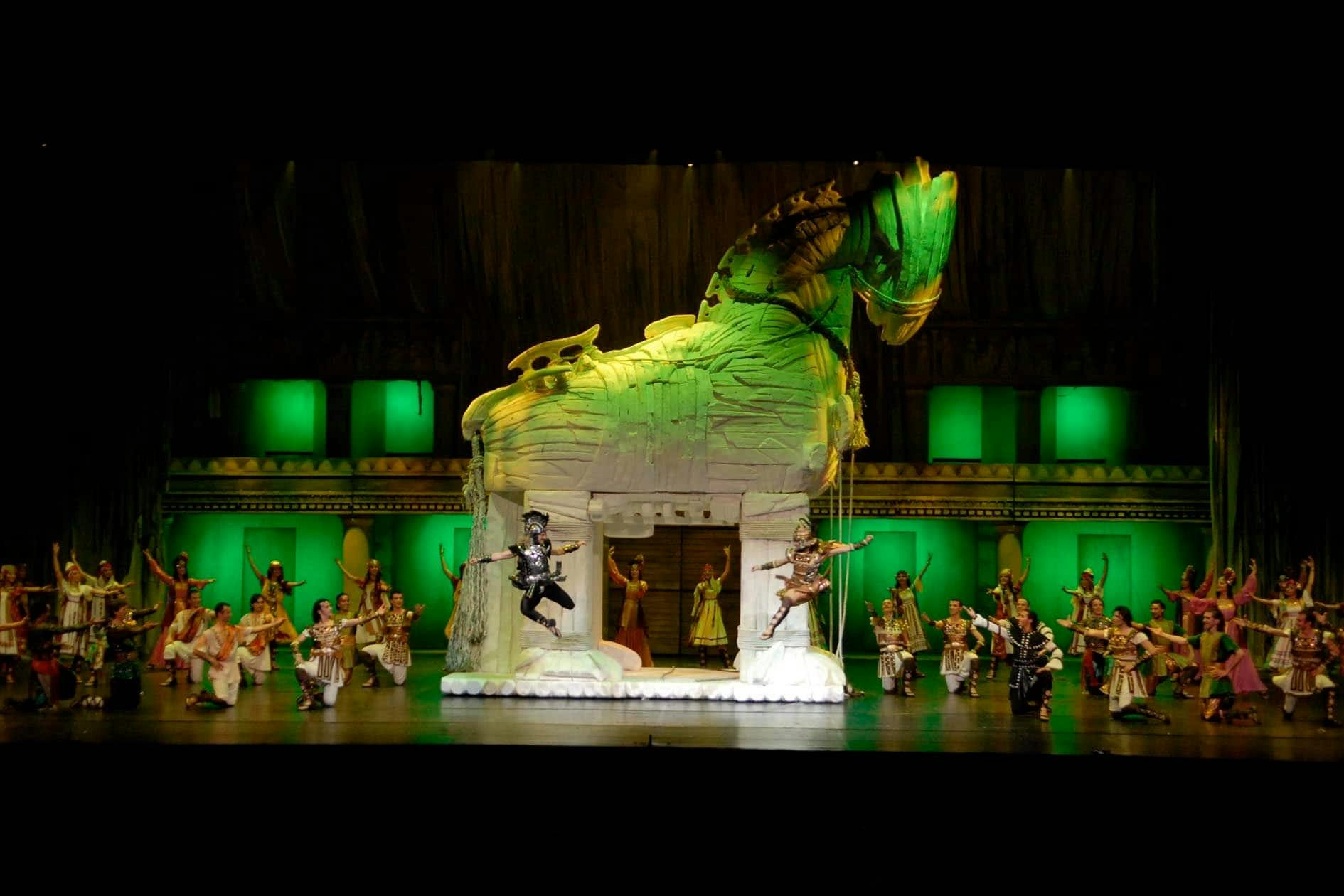 Dansshow Troy in het oude theater van Aspendos