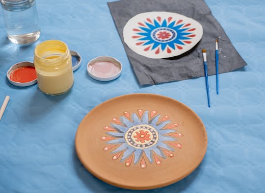 Guided ceramic decoration class with a local specialist