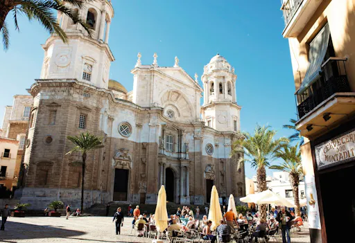 Half-day guided tour of Cadiz with catamaran cruise