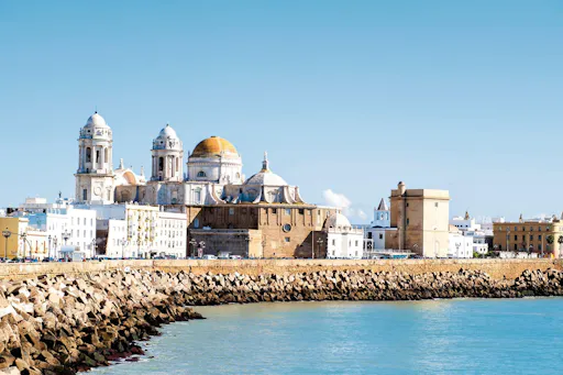 Half-day guided tour of Cadiz with catamaran cruise