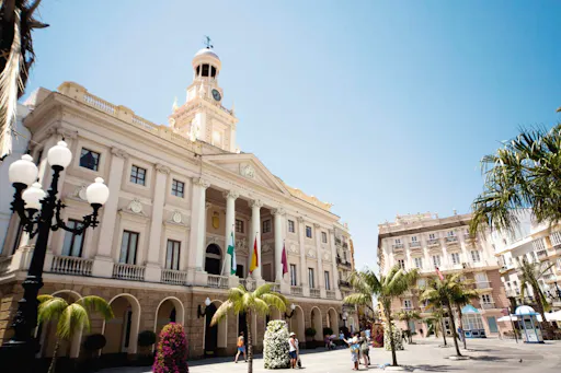 Half-day guided tour of Cadiz with catamaran cruise