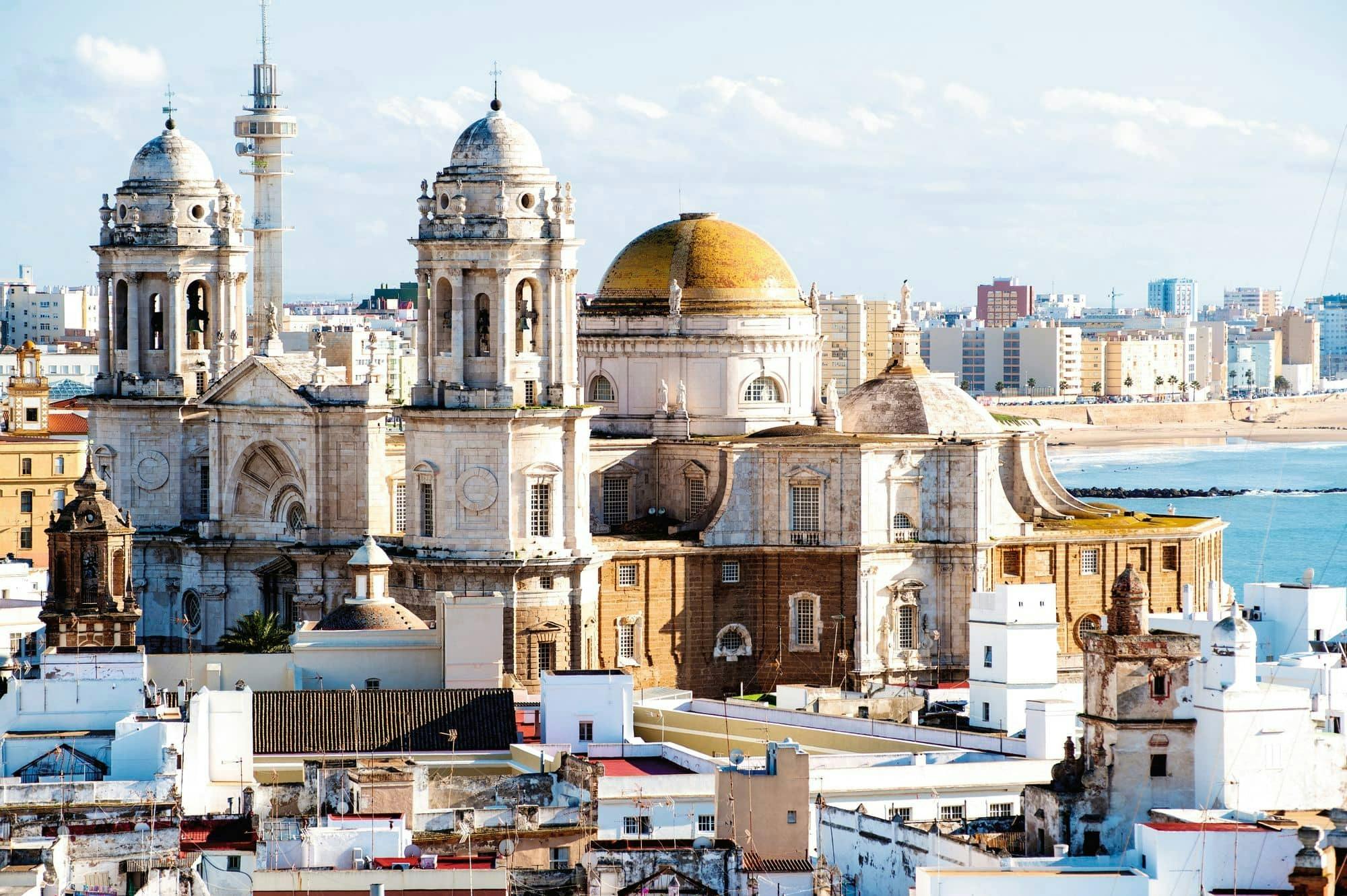 Half-day guided tour of Cadiz with catamaran cruise