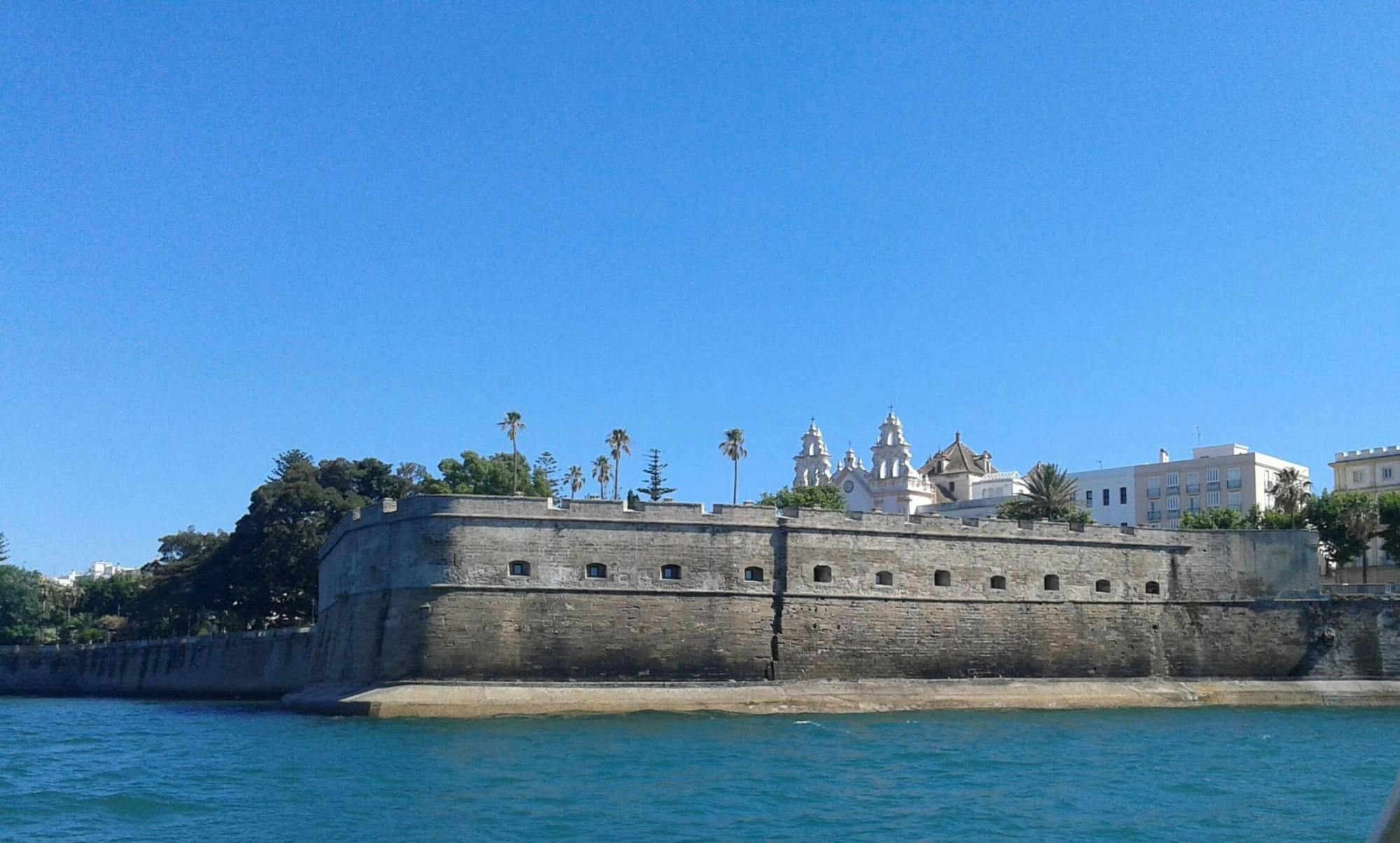 Half-day guided tour of Cadiz with catamaran cruise