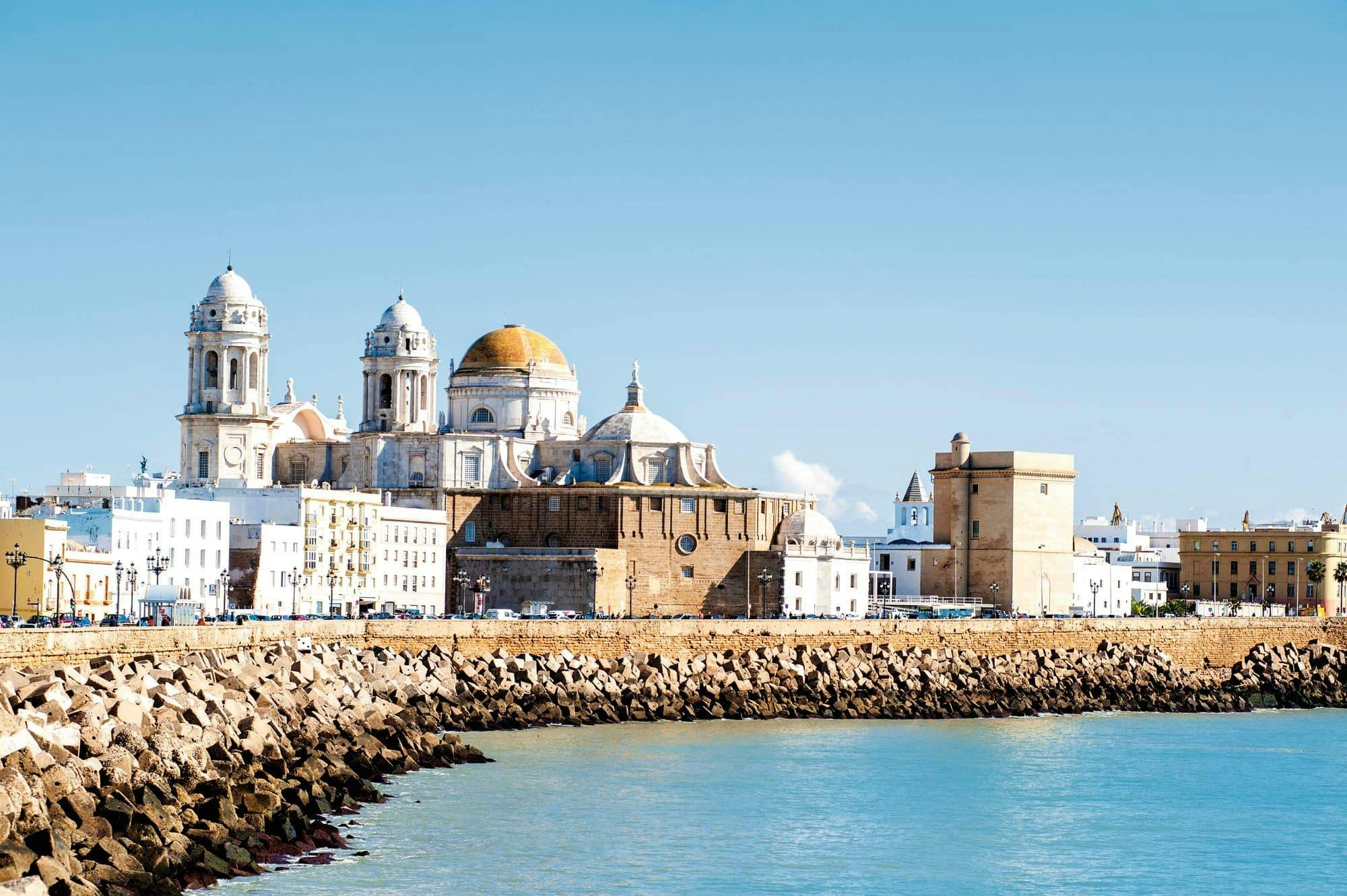 Half-day guided tour of Cadiz with catamaran cruise