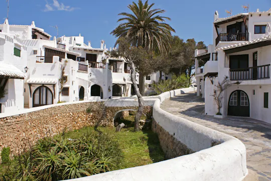Passeio de bicicleta elétrica pelo sul de Menorca com Binibeca Village