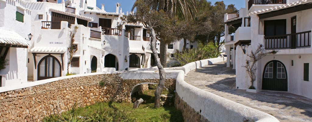 Excursion à vélo électrique dans le sud de Minorque avec le village de Binibeca