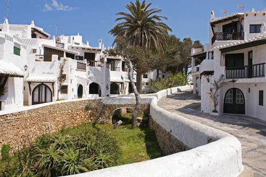 Minorca, tour in e-bike con il villaggio di Binibeca