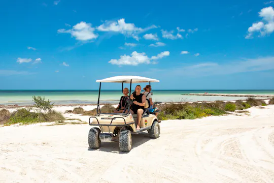 Heldagsutflykt med båt och golfbuggy till ön Holbox från Chiquila