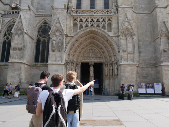 Outdoor treasure hunt with virtual guide in Bordeaux
