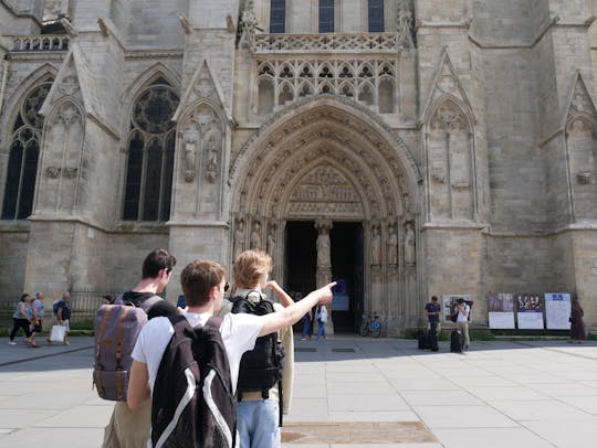 Outdoor treasure hunt with virtual guide in Bordeaux