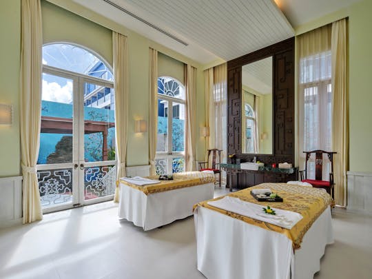 55-minute signature aromatic candle massage at Kee Spa