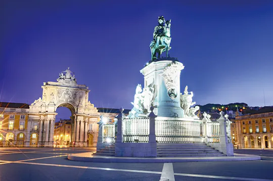 Visita guidata notturna di Lisbona con cena e spettacolo di fado