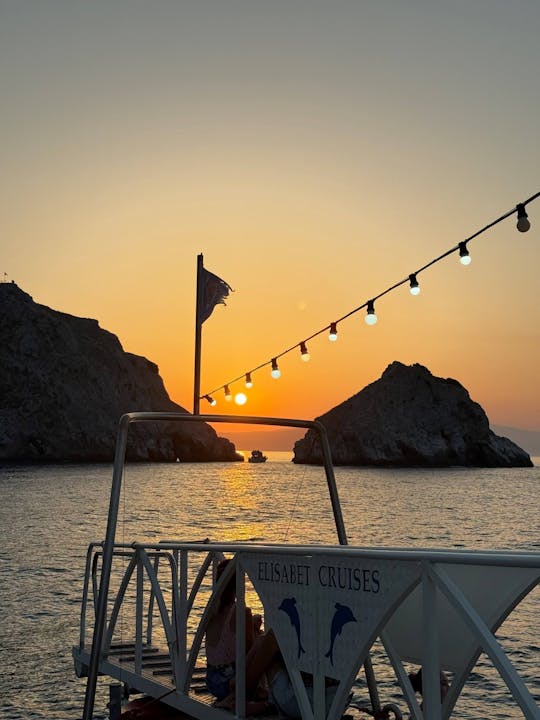 Bootsfahrt bei Sonnenuntergang mit Badestopps ab Skiathos