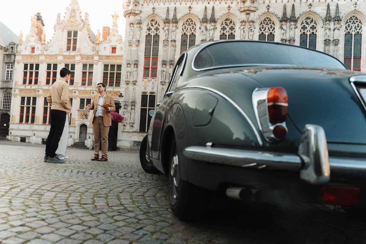 Tour alla scoperta del castello con auto d'epoca a Bruges