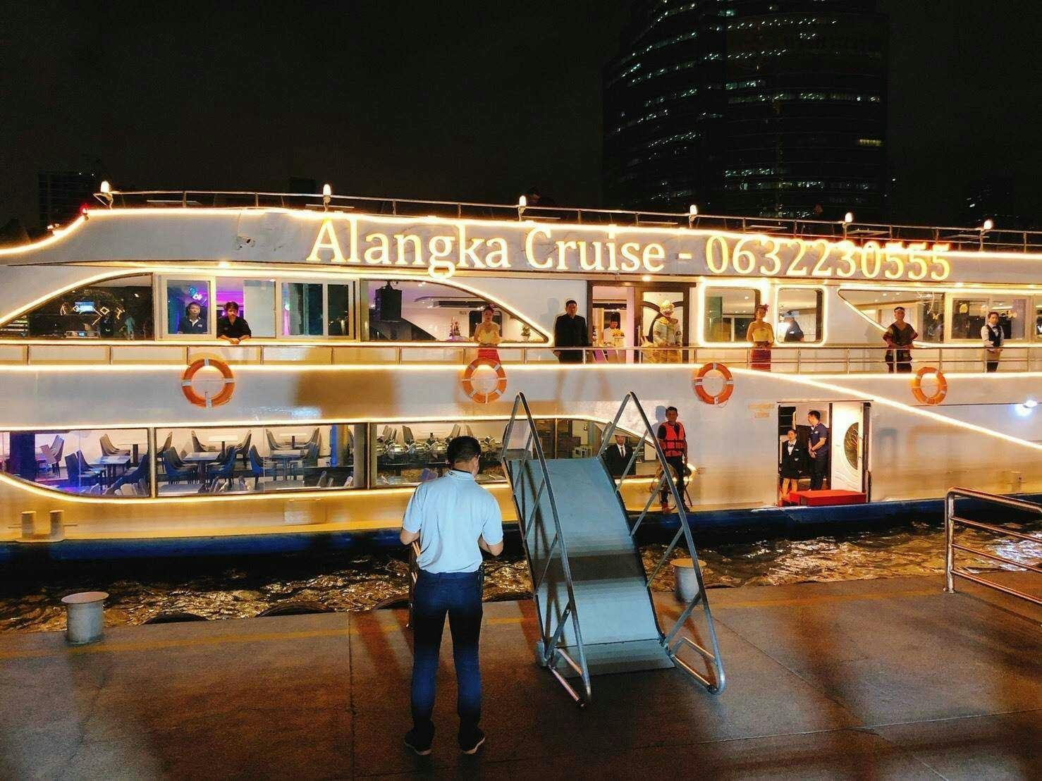 Bangkok dinner cruise with buffet, live music and hotel pickup