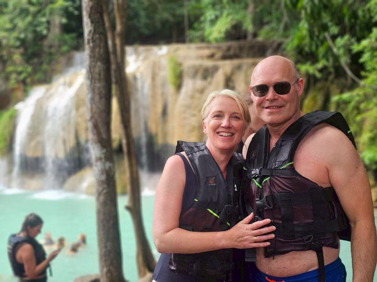 Privétour in een luxe busje, Erawan Fall, drijvende en spoorwegmarkten