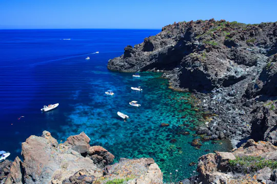 Excursión en barco de día completo a Pantelleria con almuerzo incluido
