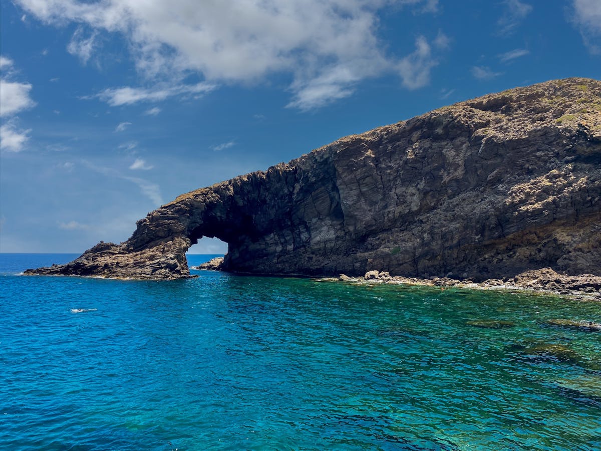 Tour privato di Pantelleria di un'intera giornata in gozzo con pranzo