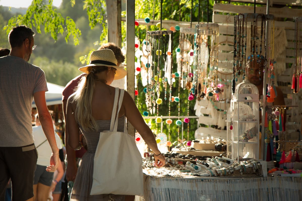 Ibiza bus tour bij zonsondergang naar Las Dalias markt