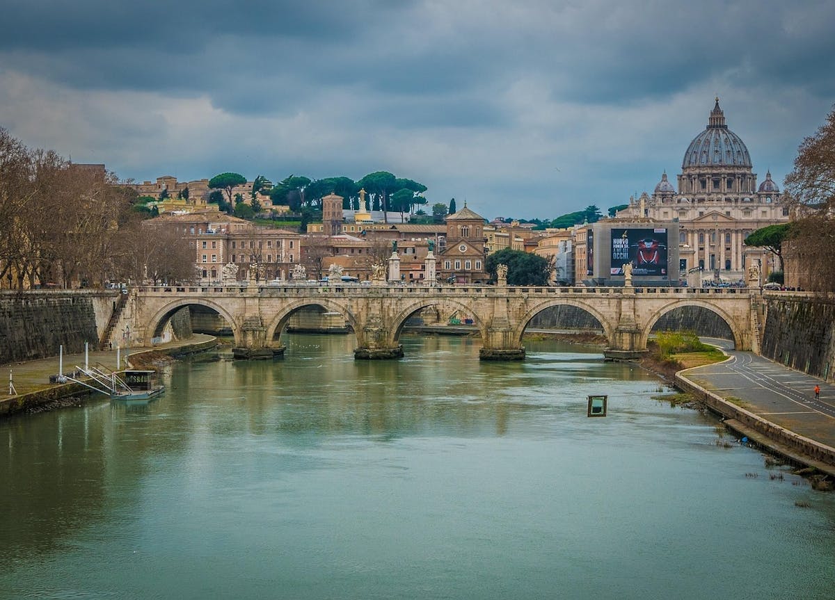 Basilica di San Pietro con ingresso riservato e tour panoramico di Roma in autobus