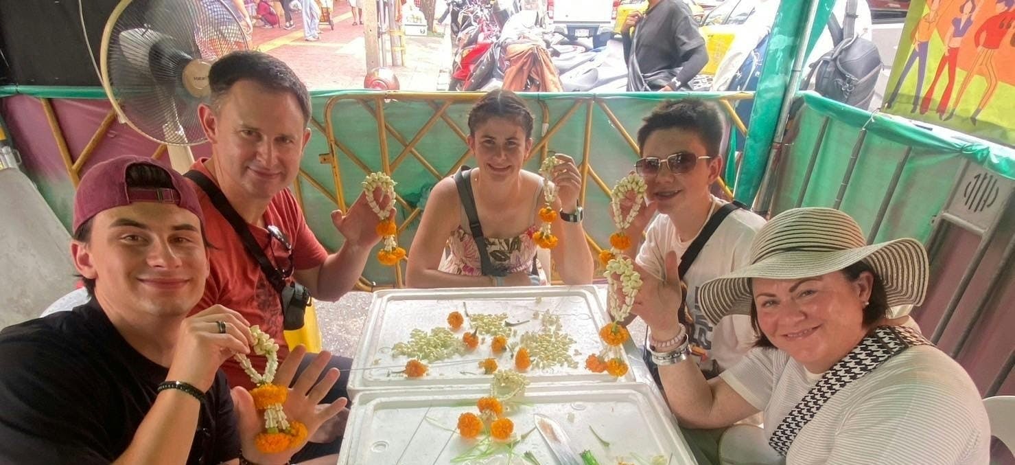 Private Thai floral artisan tour with market and temple visit