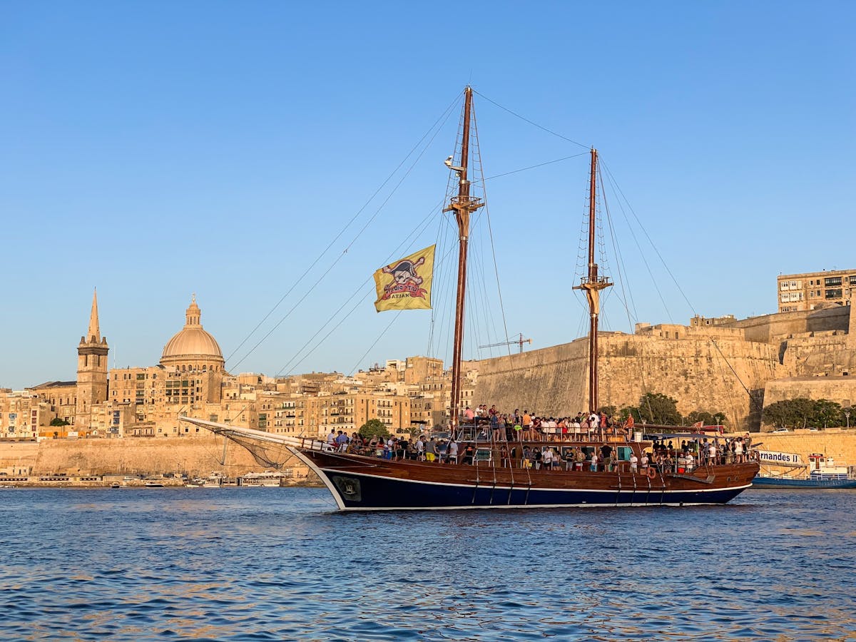 Festa in barca dei pirati con DJ, drink e bagno notturno a Malta