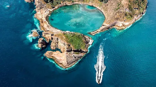 Servizio navetta per l'isolotto di Vila Franca con tour in barca ecologico