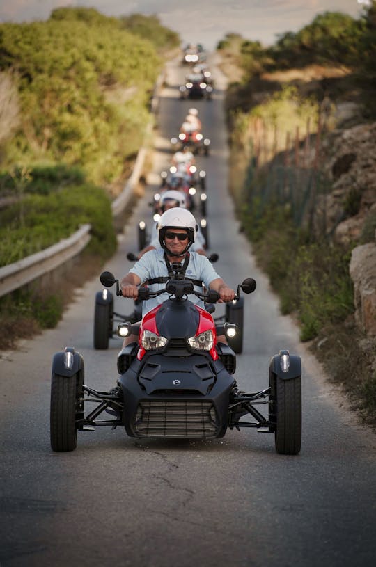 Trójkołowy motocykl z przewodnikiem po zachodzie słońca na Gozo na Malcie