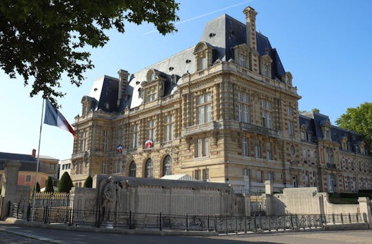 The stolen necklace outdoor city game in Versailles