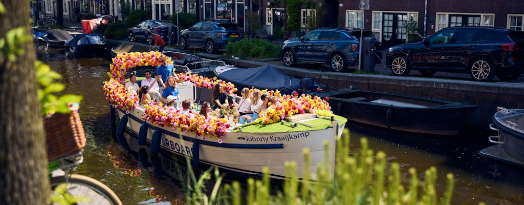 Rejs kanałami Amsterdamu łodzią ozdobioną kwiatami