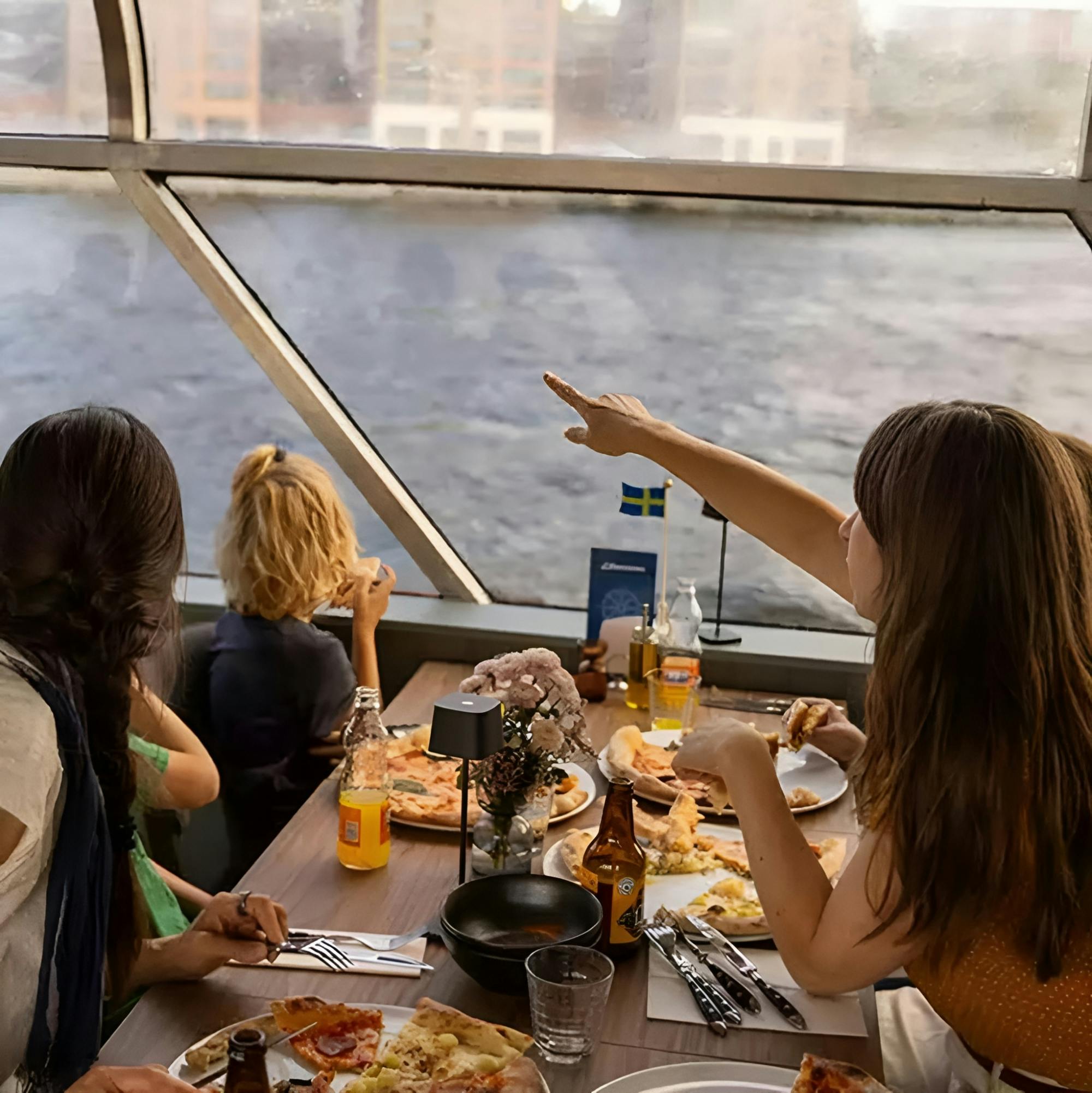 Stockholm sightseeing cruise with pizza