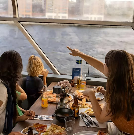Stockholm sightseeing cruise with pizza