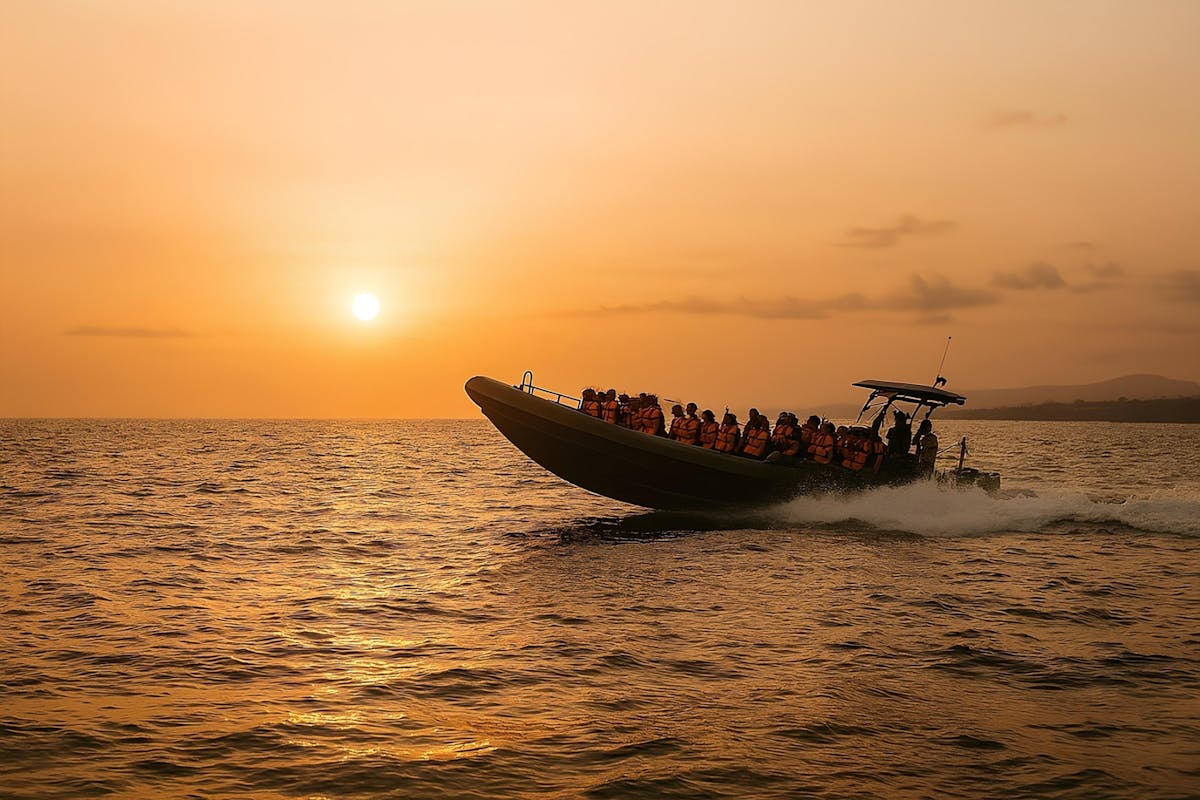Tour in barca di São Miguel al tramonto con nuoto