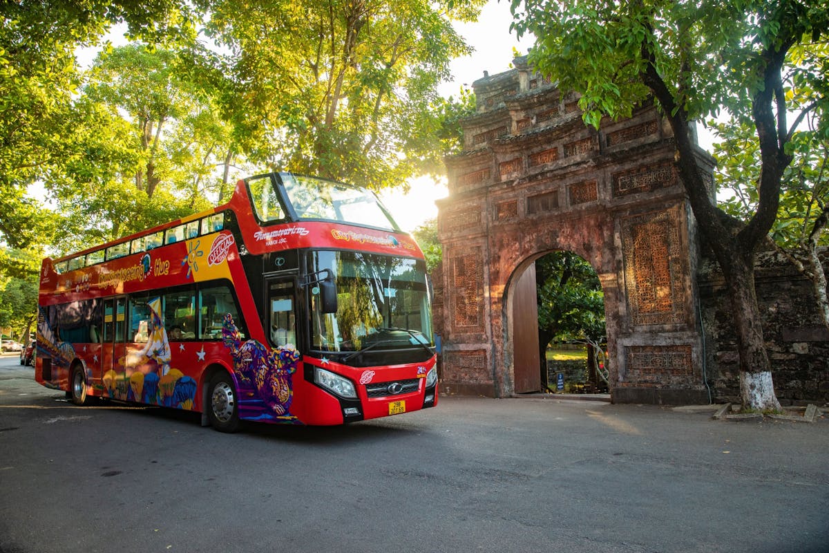 City Sightseeing hop-on hop-off bustour door Hue