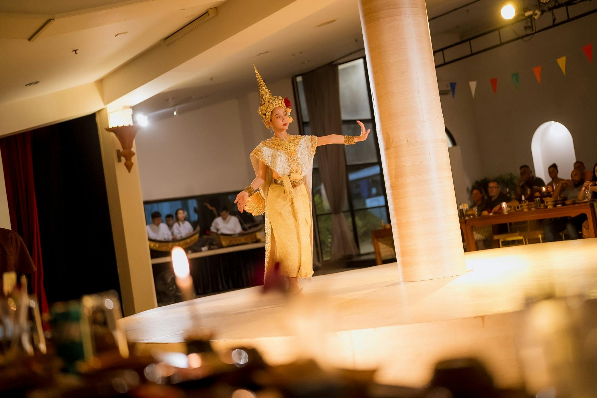 Esperienza di danza classica thailandese e ristorante Nopparat