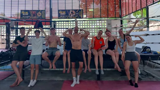 Aula de grupo introdutória de Muay Thai para principiantes em Koh Lanta