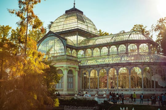 Retiro Park guided walking tour with tapas tasting in Madrid