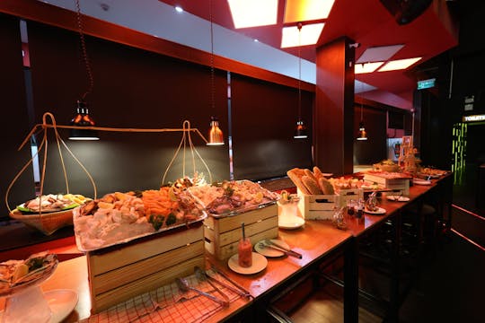 Abendessen und Show im Flame Phuket Town mit Besuch der Altstadt von Khao Lak aus