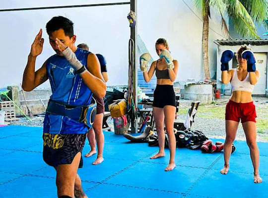 Clase compartida de boxeo Muay Thai para principiantes en Koh Tao