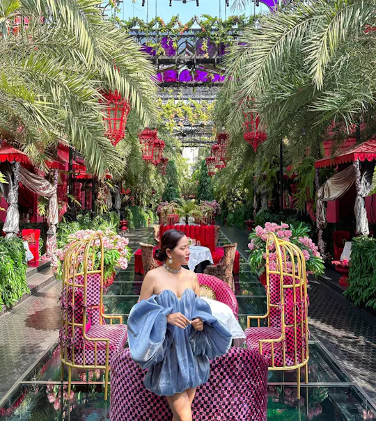 Saigon luxury and snapshots walking tour in Thao Dien