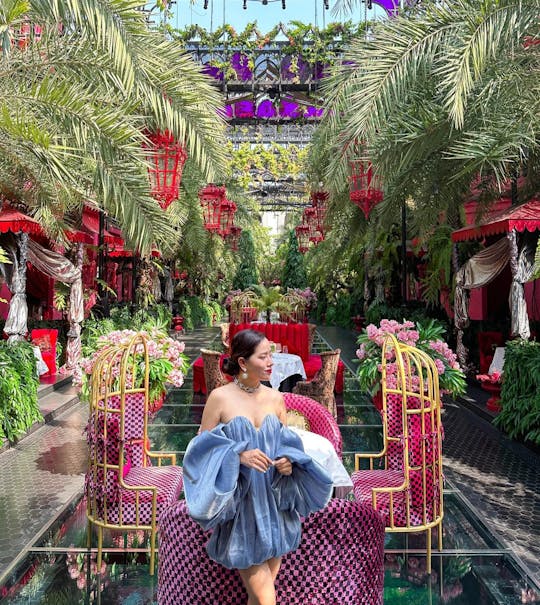 Saigon luxury and snapshots walking tour in Thao Dien