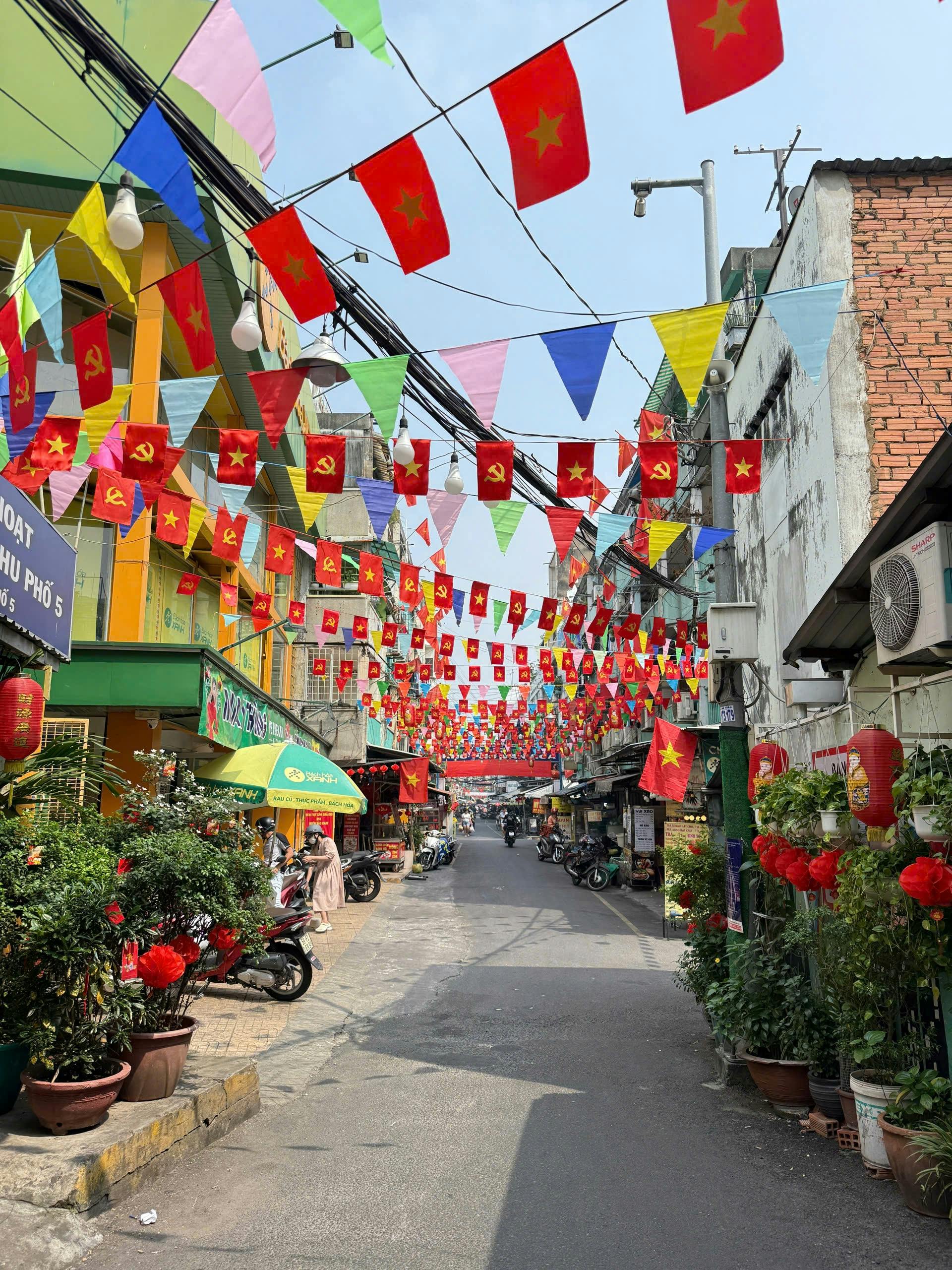 Guided tour of Ho Chi Minh City's markets and cultural landmarks