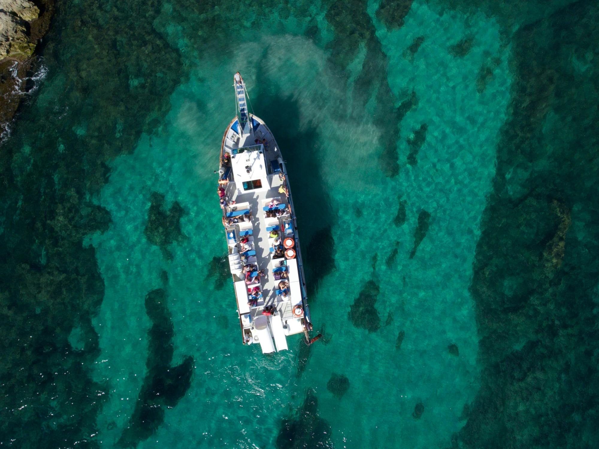 Croisière en bateau à partir de Cala'n Bosch avec plongée en apnée et bar à bord